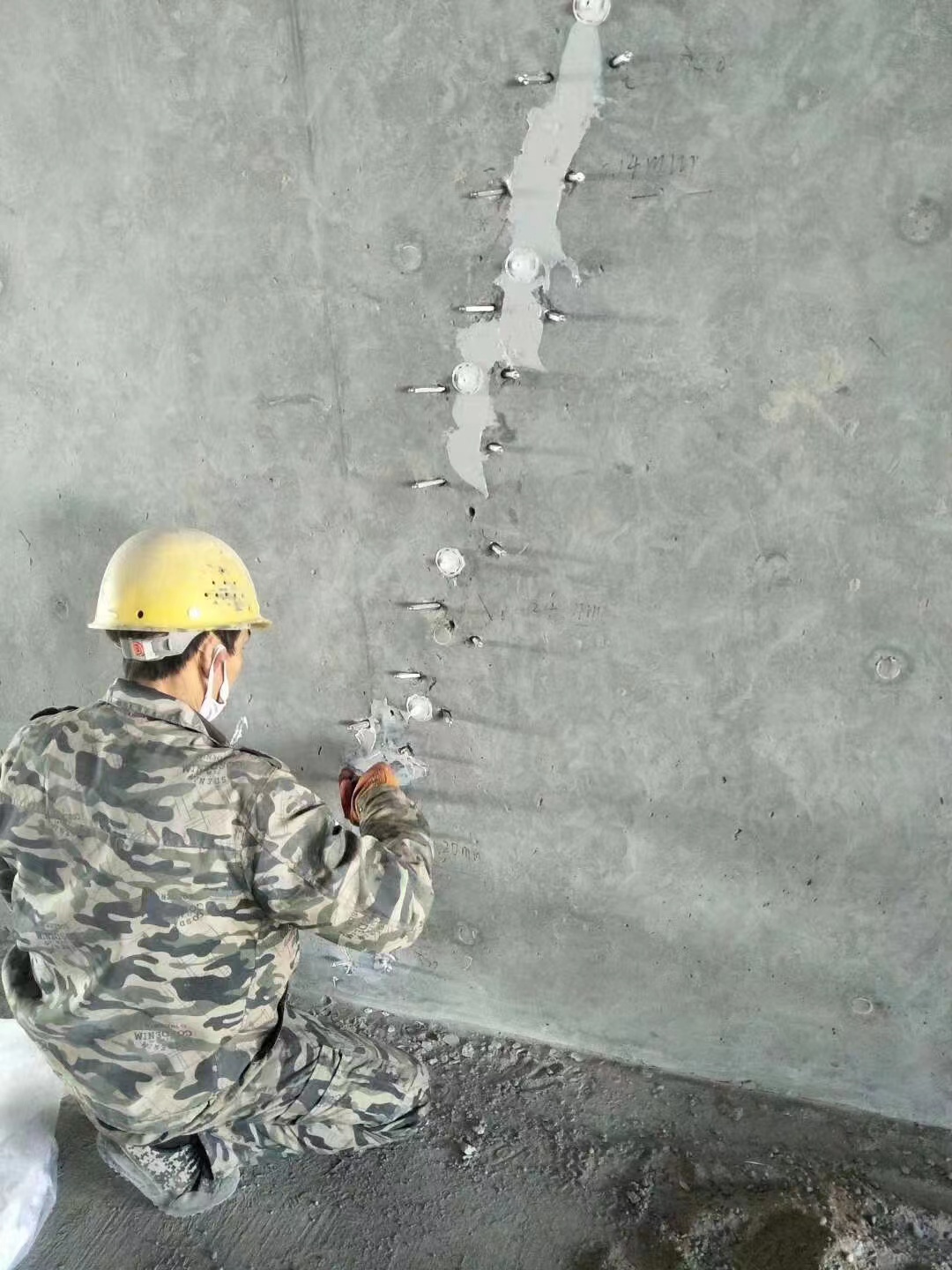 白沙混凝土楼板裂缝加固施工的方案